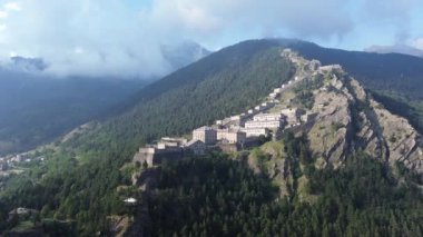 Fenestrelle Kalesi 'nin havadan görünüşü