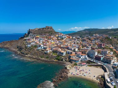 Sardunya kıyılarındaki Castelsardo kasabasının manzarası