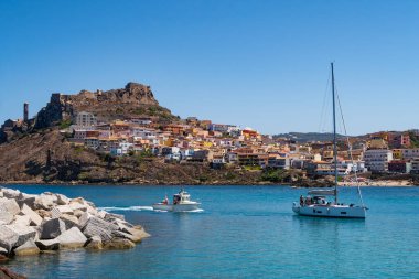 Sardunya kıyılarındaki Castelsardo kasabasının manzarası