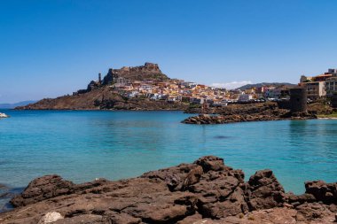 Sardunya kıyılarındaki Castelsardo kasabasının manzarası