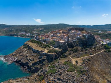 Sardunya kıyılarındaki Castelsardo kasabasının manzarası