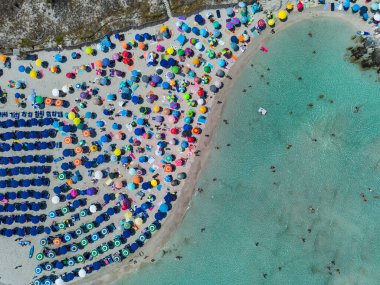 İtalyan sahil şeridindeki bir plajın üst manzarası.