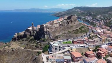Sardunya kıyılarındaki Castelsardo kasabasının manzarası