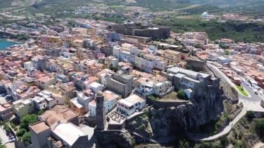 Sardunya kıyılarındaki Castelsardo kasabasının manzarası