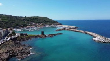 Sardunya kıyılarındaki Castelsardo kasabasının manzarası