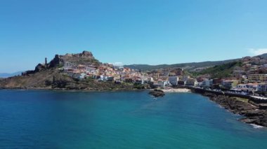 Sardunya kıyılarındaki Castelsardo kasabasının manzarası