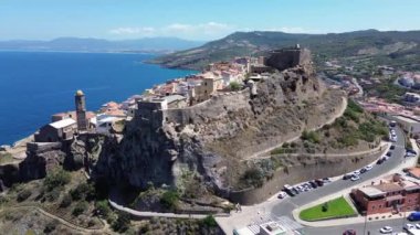 Sardunya kıyılarındaki Castelsardo kasabasının manzarası