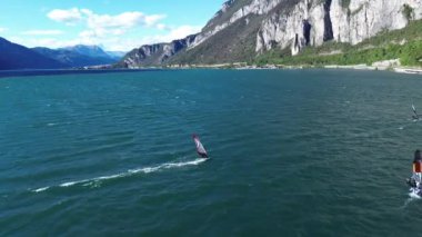 Como Gölü 'nde rüzgar sörfü sahnesi