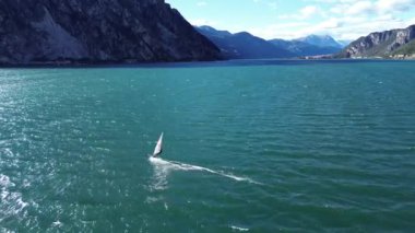 Como Gölü 'nde rüzgar sörfü sahnesi