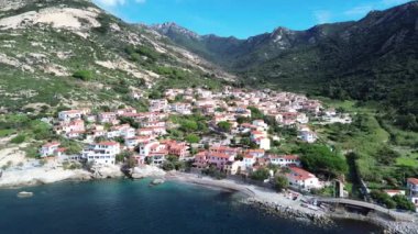 Elba Adası 'ndaki pomonte köyü manzarası