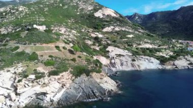Elba Adası 'ndaki pomonte köyü manzarası