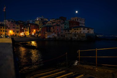 Cenova 'daki Boccadasse bloğunda günbatımı renkleri ve atmosferi