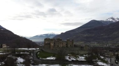 Fenis Kalesi 'nin manzarası