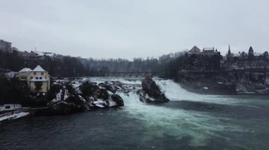 İsviçre 'nin Schaffhausen kasabasındaki Rheinfall kış manzarası