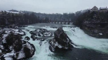 İsviçre 'nin Schaffhausen kasabasındaki Rheinfall kış manzarası