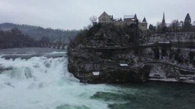 İsviçre 'nin Schaffhausen kasabasındaki Rheinfall kış manzarası