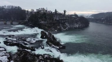 İsviçre 'nin Schaffhausen kasabasındaki Rheinfall kış manzarası