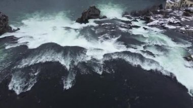 İsviçre 'nin Schaffhausen kasabasındaki Rheinfall kış manzarası