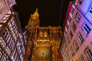 Strasbourg katedralinin gece manzarası