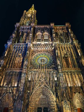 Strasbourg katedralinin gece manzarası
