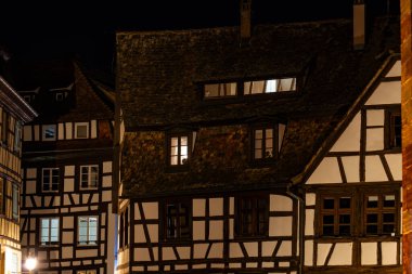 Yılbaşı zamanı Strasbourgh şehrinde cephe inşa etmek