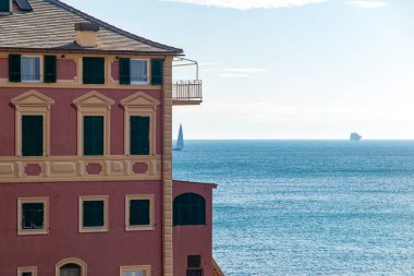 Cenova 'nın Boccadasse bölgesinde renkli binalar