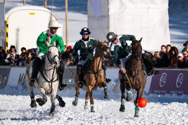 St. Moritz - 26 Ocak 2025: Snow Polo Dünya Kupası St.Moritz 2025 finallerinde oyun hareketleri ve ödül töreni