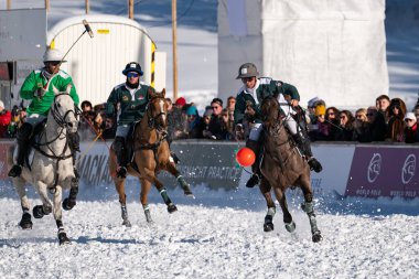 St. Moritz - 26 Ocak 2025: Snow Polo Dünya Kupası St.Moritz 2025 finallerinde oyun hareketleri ve ödül töreni