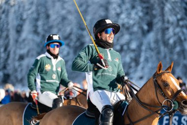 St. Moritz - 26 Ocak 2025: Snow Polo Dünya Kupası St.Moritz 2025 finallerinde oyun hareketleri ve ödül töreni