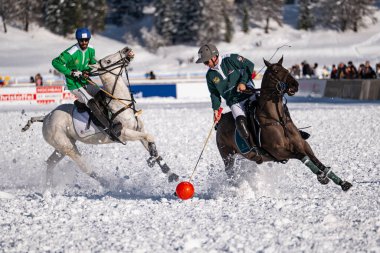 St. Moritz - 26 Ocak 2025: Snow Polo Dünya Kupası St.Moritz 2025 finallerinde oyun hareketleri ve ödül töreni