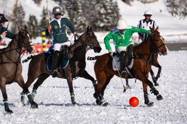 St. Moritz - 26 Ocak 2025: Snow Polo Dünya Kupası St.Moritz 2025 finallerinde oyun hareketleri ve ödül töreni
