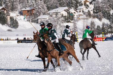 St. Moritz - 26 Ocak 2025: Snow Polo Dünya Kupası St.Moritz 2025 finallerinde oyun hareketleri ve ödül töreni