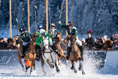 St. Moritz - 26 Ocak 2025: Snow Polo Dünya Kupası St.Moritz 2025 finallerinde oyun hareketleri ve ödül töreni