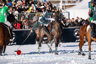St. Moritz - 26 Ocak 2025: Snow Polo Dünya Kupası St.Moritz 2025 finallerinde oyun hareketleri ve ödül töreni