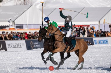 St. Moritz - 26 Ocak 2025: Snow Polo Dünya Kupası St.Moritz 2025 finallerinde oyun hareketleri ve ödül töreni