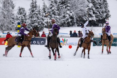 St. Moritz - 26 Ocak 2025: Snow Polo Dünya Kupası St.Moritz 2025 finallerinde oyun hareketleri ve ödül töreni