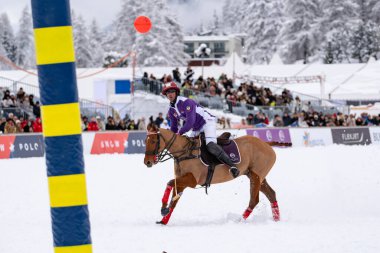 St. Moritz - 26 Ocak 2025: Snow Polo Dünya Kupası St.Moritz 2025 finallerinde oyun hareketleri ve ödül töreni