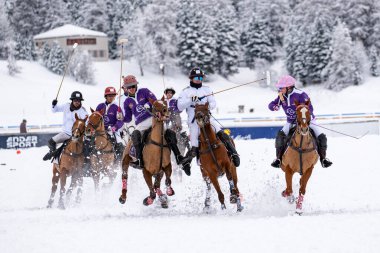 St. Moritz - 26 Ocak 2025: Snow Polo Dünya Kupası St.Moritz 2025 finallerinde oyun hareketleri ve ödül töreni