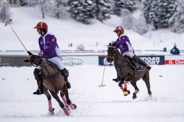 St. Moritz - 26 Ocak 2025: Snow Polo Dünya Kupası St.Moritz 2025 finallerinde oyun hareketleri ve ödül töreni