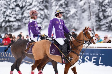 St. Moritz - 26 Ocak 2025: Snow Polo Dünya Kupası St.Moritz 2025 finallerinde oyun hareketleri ve ödül töreni