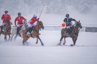 St. Moritz - 26 Ocak 2025: Snow Polo Dünya Kupası St.Moritz 2025 finallerinde oyun hareketleri ve ödül töreni