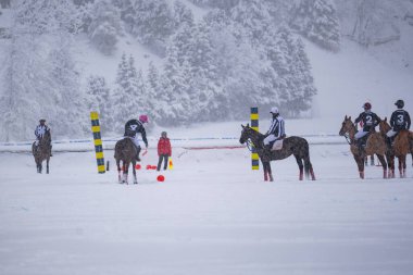 St. Moritz - 26 Ocak 2025: Snow Polo Dünya Kupası St.Moritz 2025 finallerinde oyun hareketleri ve ödül töreni