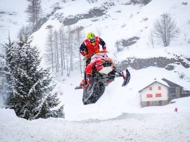 Kar yağışı sırasında kar motosikleti sahnesi