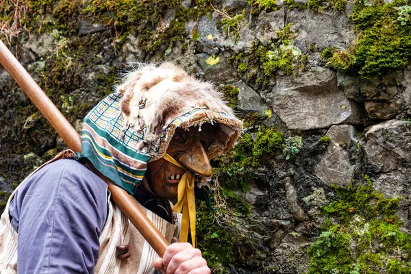 Shignano (İtalya) 03 / 01 / 23: Schignano geçit töreni, ziyaretçileri eğlendiren tipik tahta maskeler ve sanatçılarla Kuzey İtalya 'nın en ünlü geleneksel karnavallarından biri. .