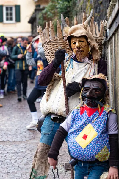 Shignano (İtalya) 03 / 01 / 23: Schignano geçit töreni, ziyaretçileri eğlendiren tipik tahta maskeler ve sanatçılarla Kuzey İtalya 'nın en ünlü geleneksel karnavallarından biri. .