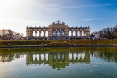 Wien 'deki Gloriette binasının cephesi.