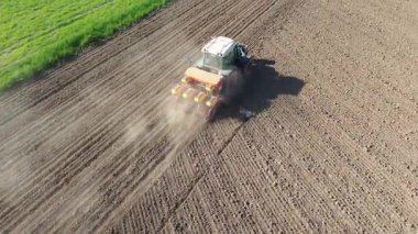 Bir traktör bir alanı sürme