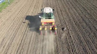 Bir traktör bir alanı sürme