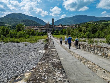 Bobbio şehrinin ünlü köprüsünün manzarası