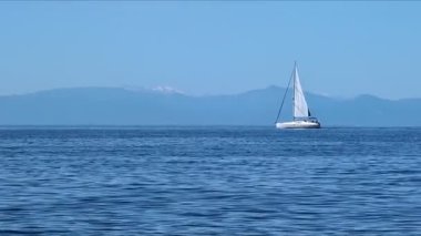 Akdeniz 'deki yelkenli teknesi ekranı geçiyor.